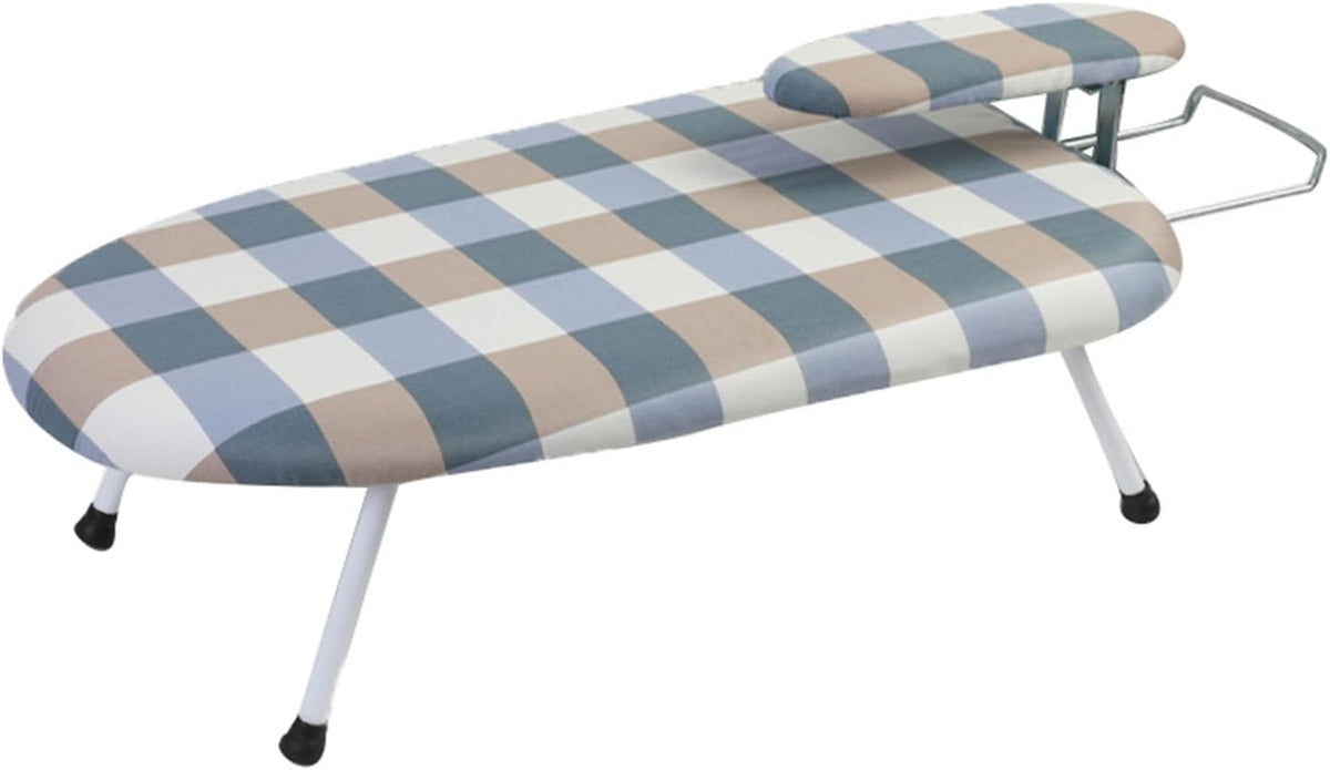 Une table de repassage comprend une partie textile en coton avec un support pour le fer
