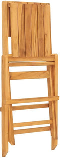 Cette chaise dispose de des elements en bois et d'une structure pliante