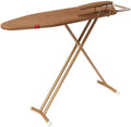 Une table de repassage comprend un support pour le fer avec une surface laissant passer la vapeur