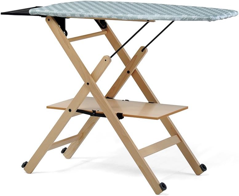 Cette table de repassage associe une surface laissant passer la vapeur et une structure en bois massif
