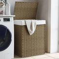 Un trieur a linge comprend un sac amovible avec une poignee de prise en main