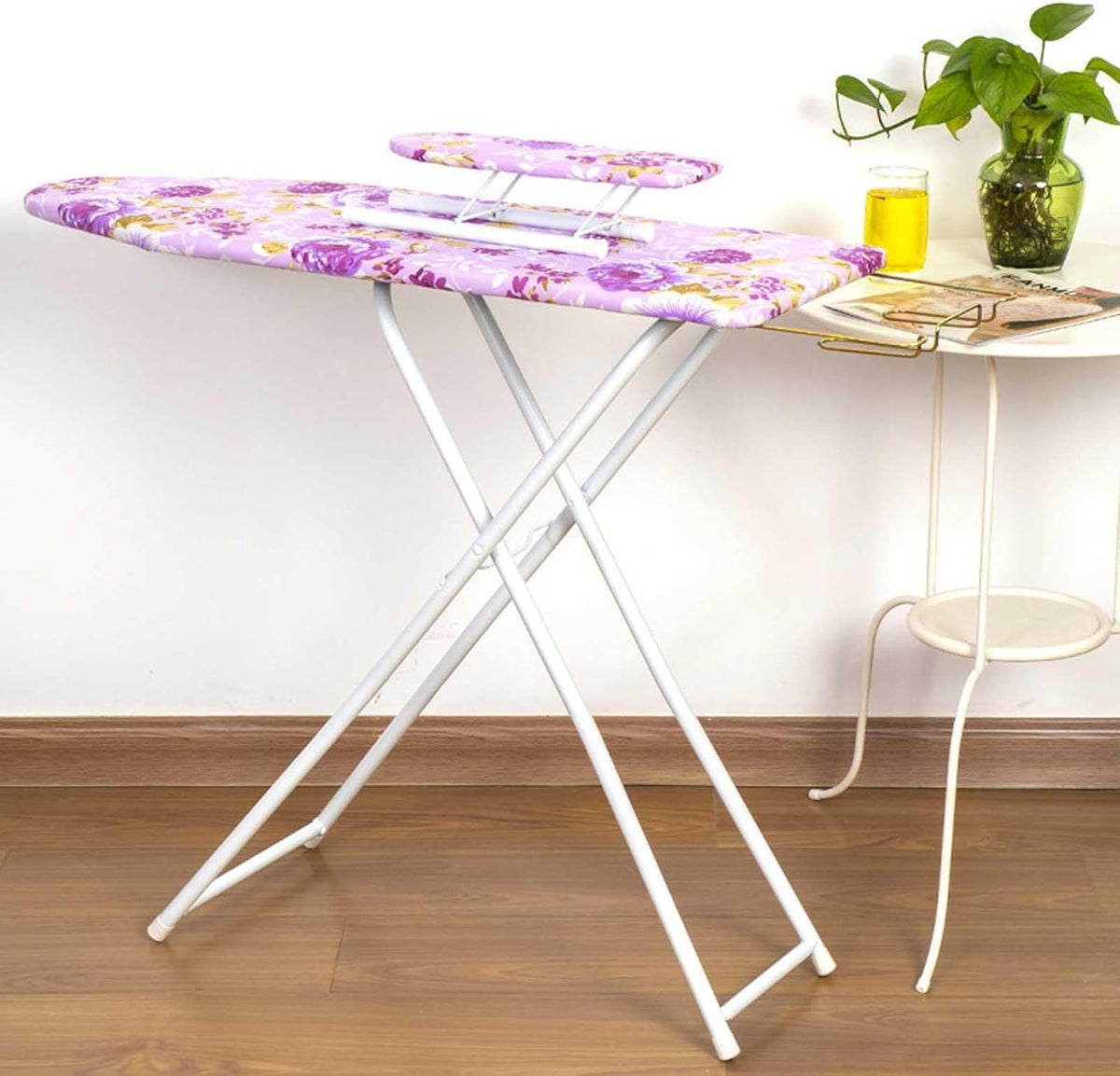 Cette table de repassage reunit une structure pliante et des appuis antiderapants